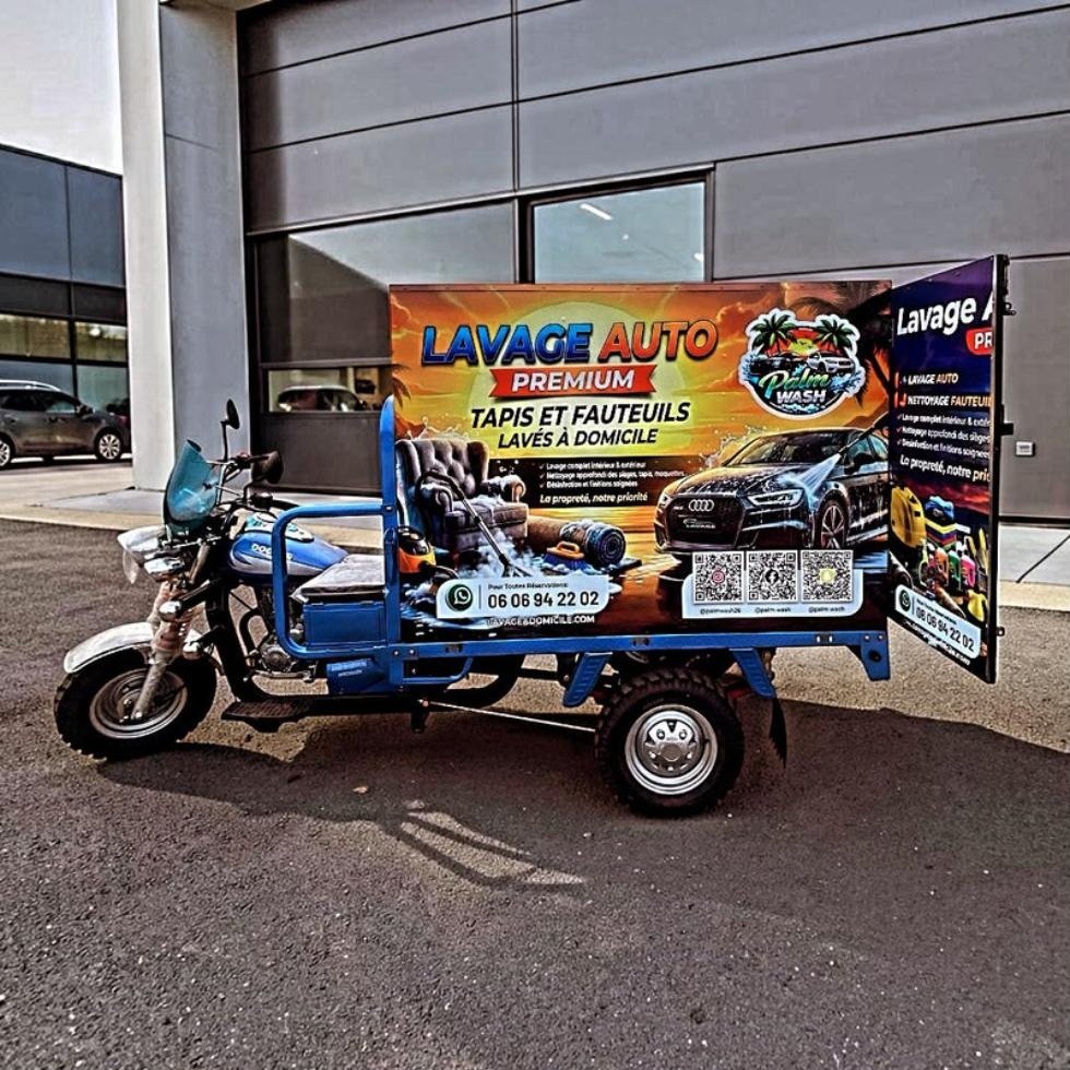 Technicien lavageadomicile.com préparant une unité mobile